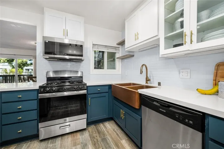 Lots of cabinets!