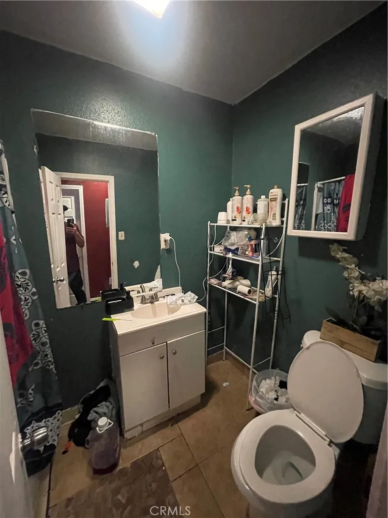 upstairs bathroom2
