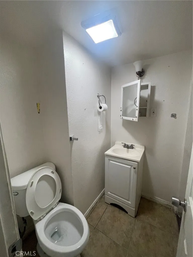 lower unit bathroom2
