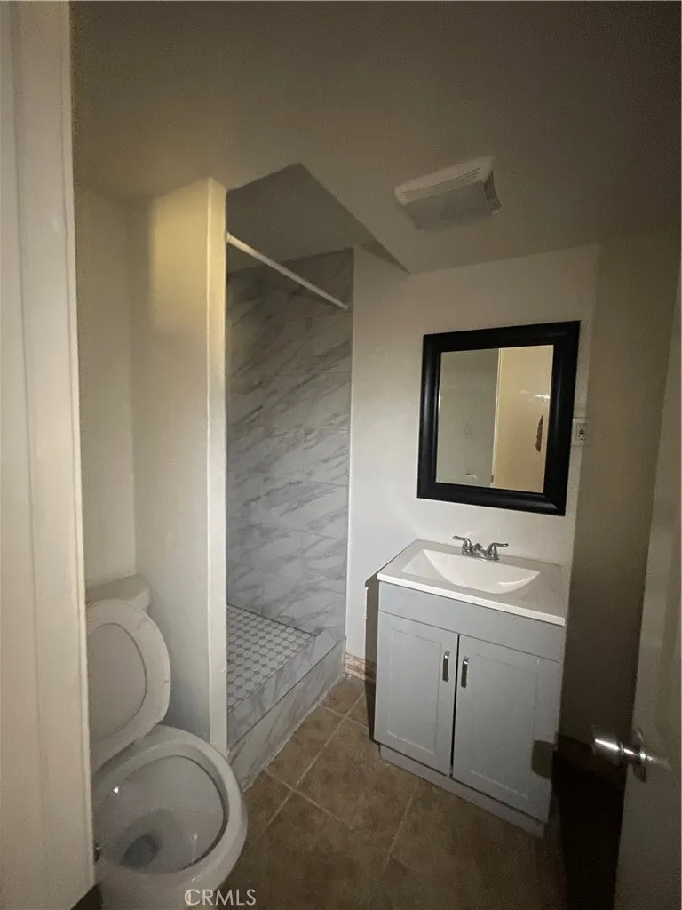 lower unit bathroom1
