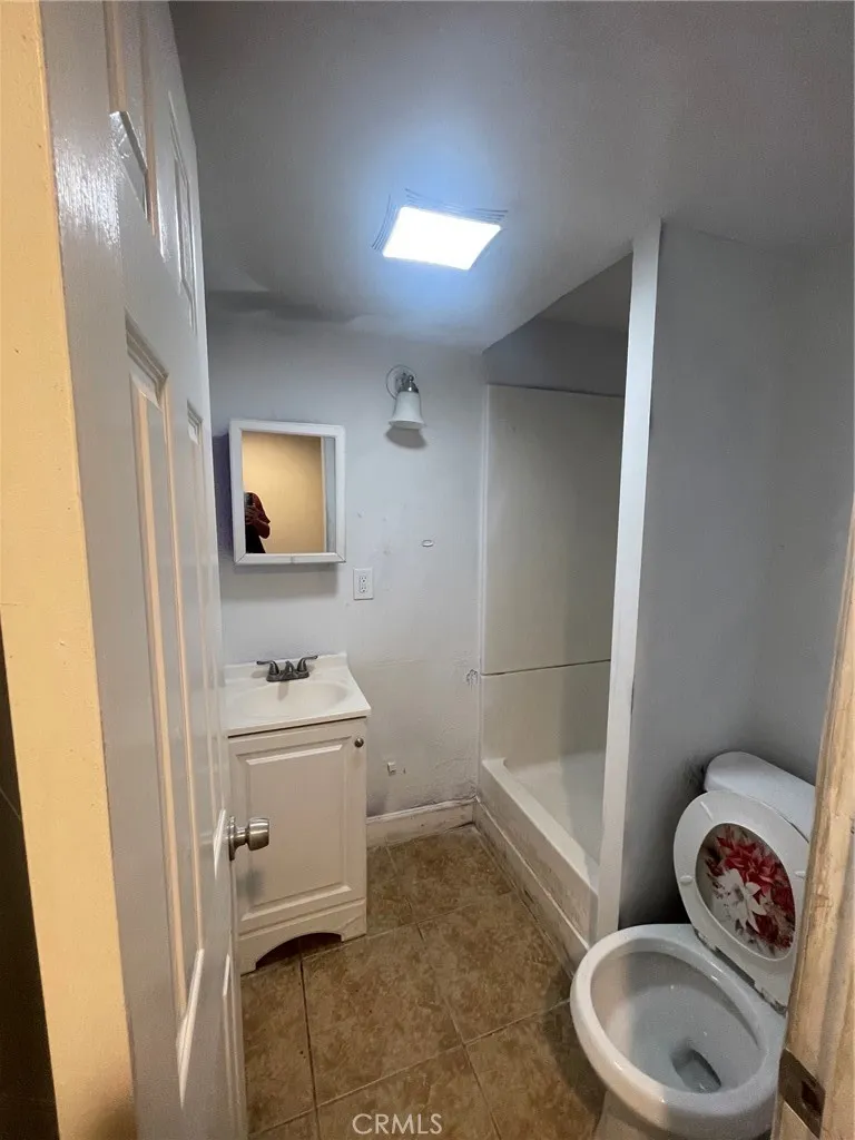 lower unit bathroom3
