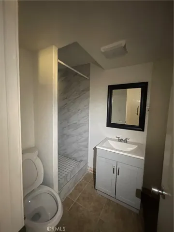 lower unit bathroom1
