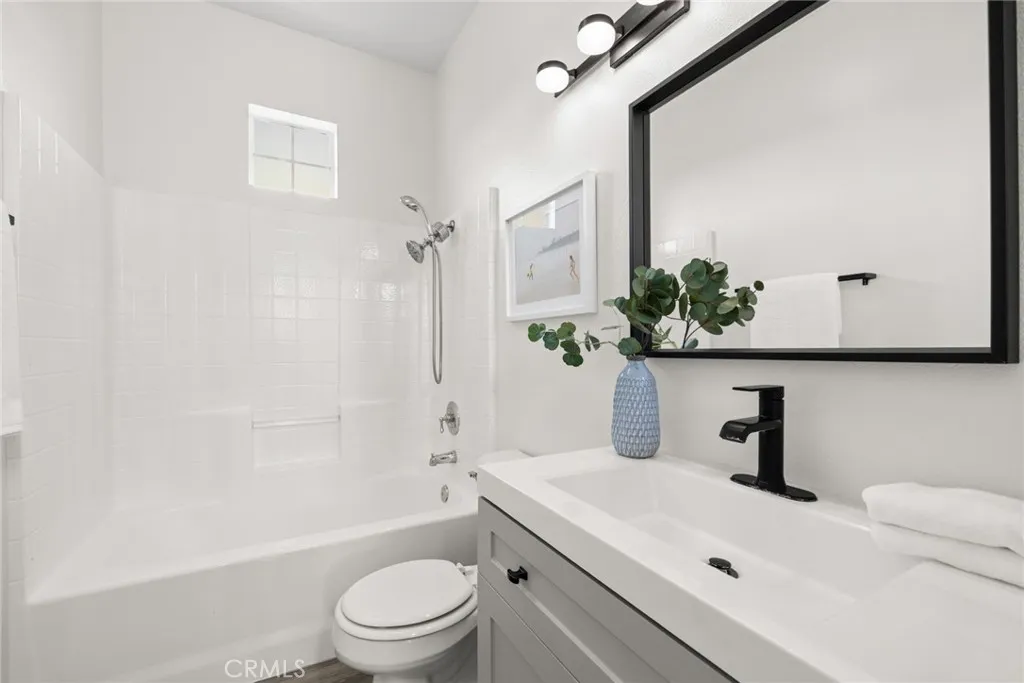 Secondary upstairs bath with modern vanity and lights