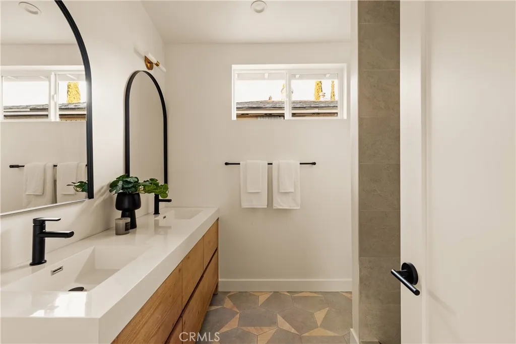 Unit #1 - Primary ensuite bathroom (bathroom 2)