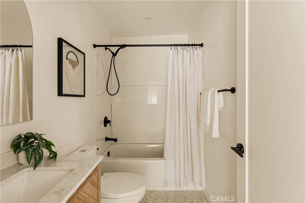 Unit #1 - Communal bathroom (bathroom 1)