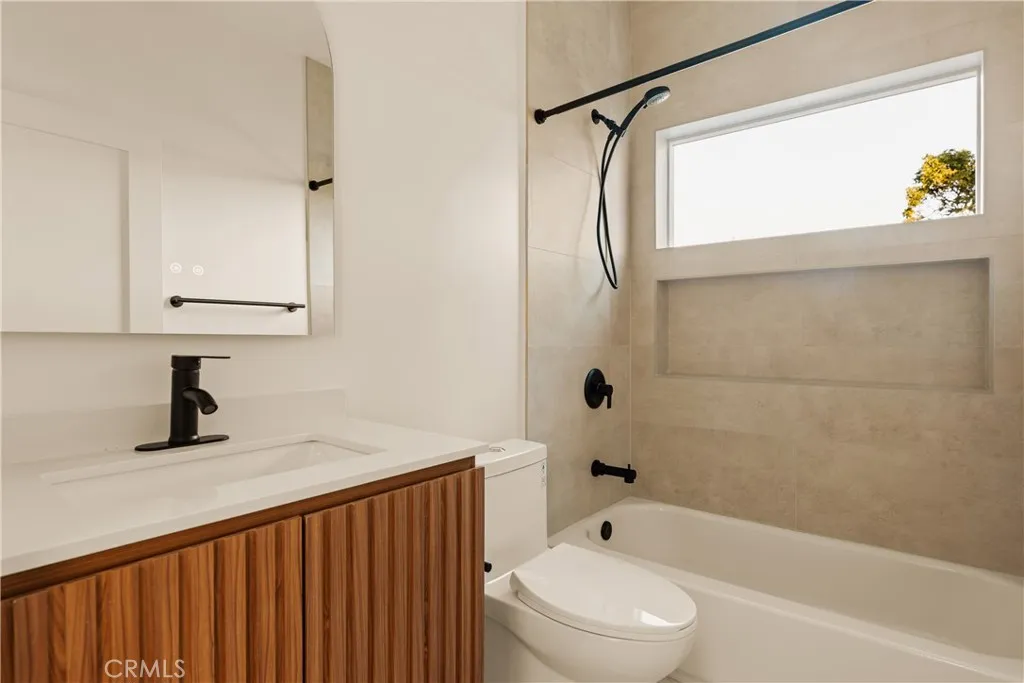 Unit #4 - Communal bathroom (bathroom 1)