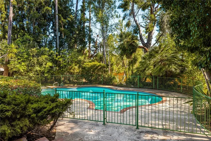 Looks like a rustic tropical paradise...
