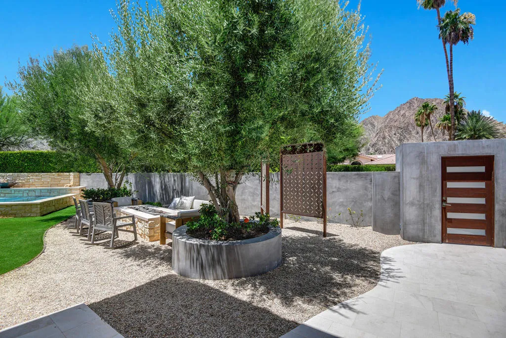 FRONT GATE TO YARD.jpg mls