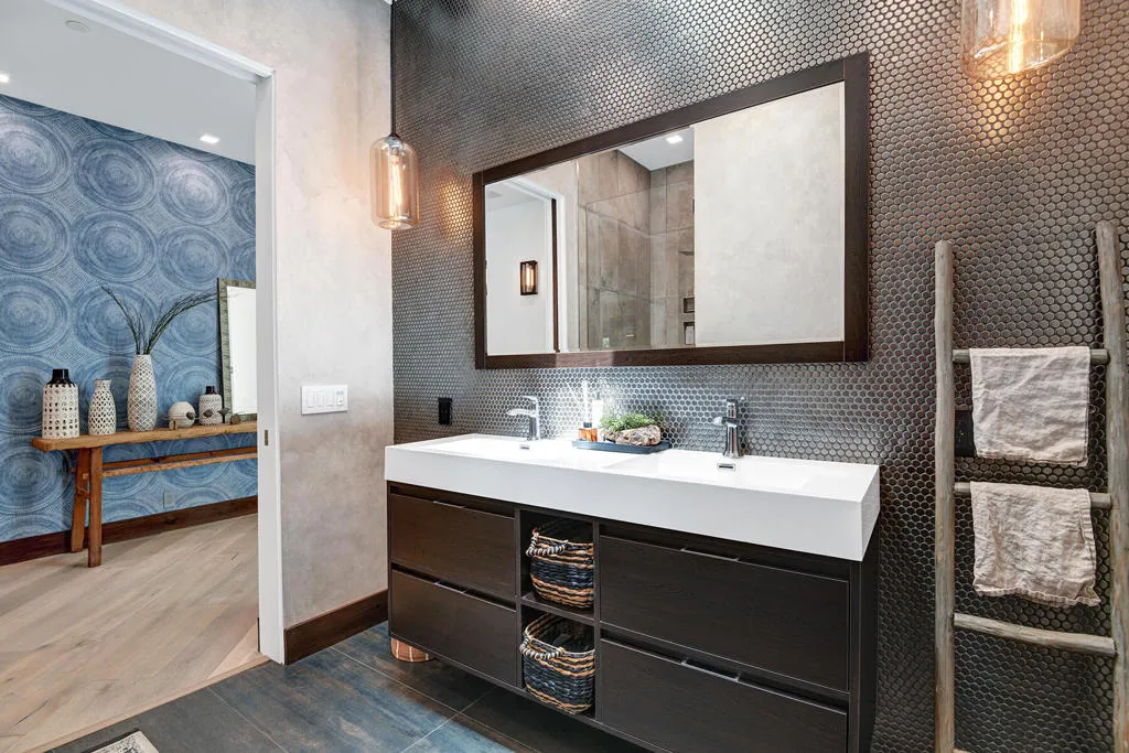 GUEST BATHROOM REVERSE.jpg mls