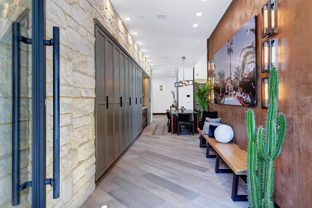 ENTRY WAY.jpg mls