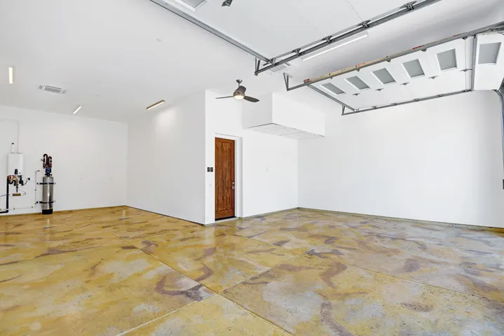 GARAGE.jpg mls