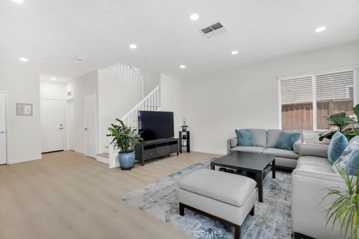 13254 La Tierra Way, Sylmar, California 91342