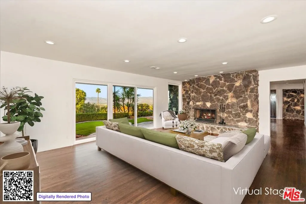 LIVING ROOM W/ VIRTUAL STAGING