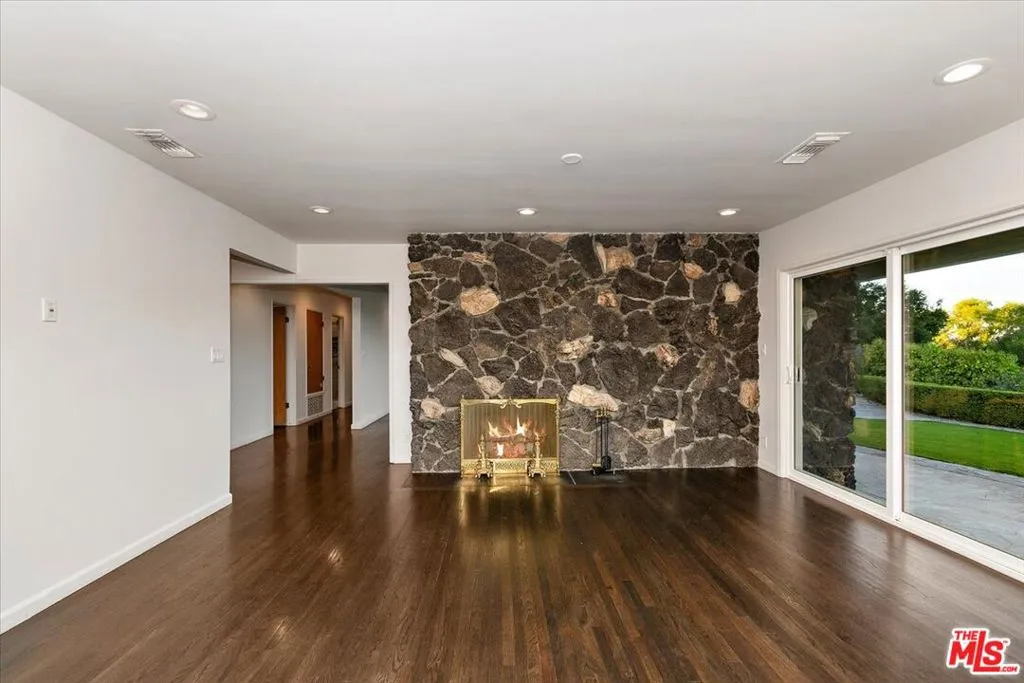 Dining Room - fire not real