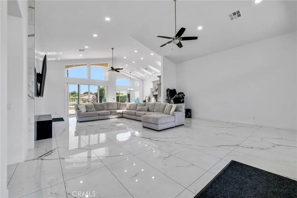 Walk in / Living room