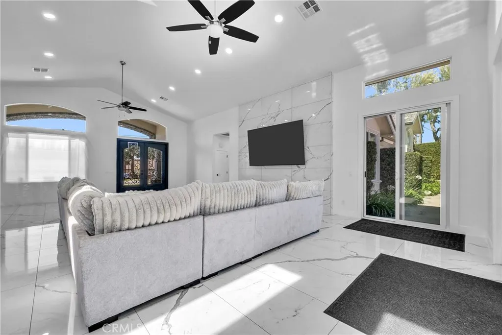 Walk in / Living room