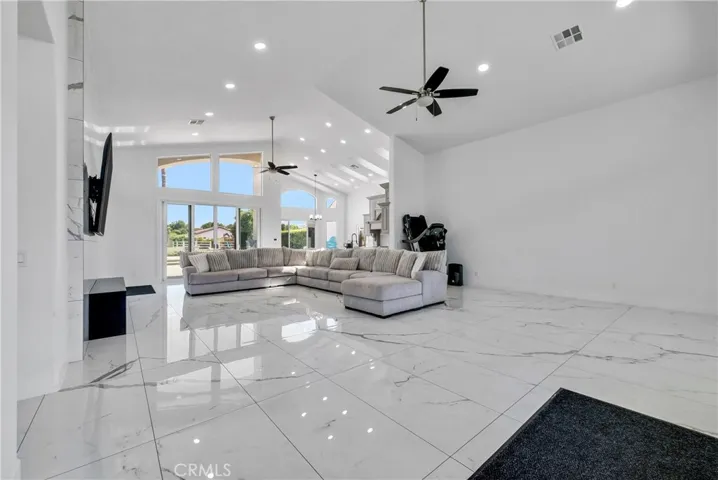 Walk in / Living room