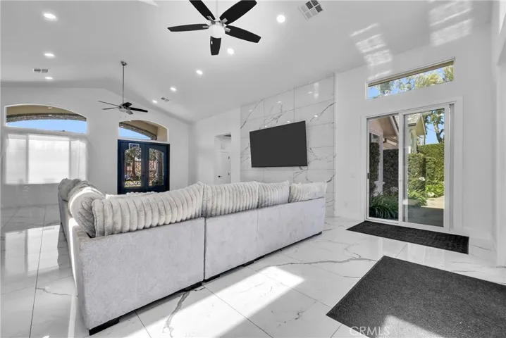 Walk in / Living room