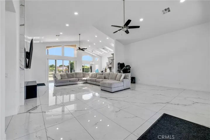 Walk in / Living room
