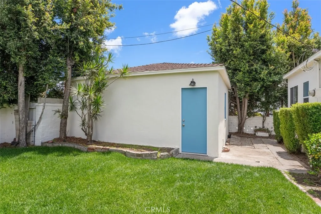 Detached garage.