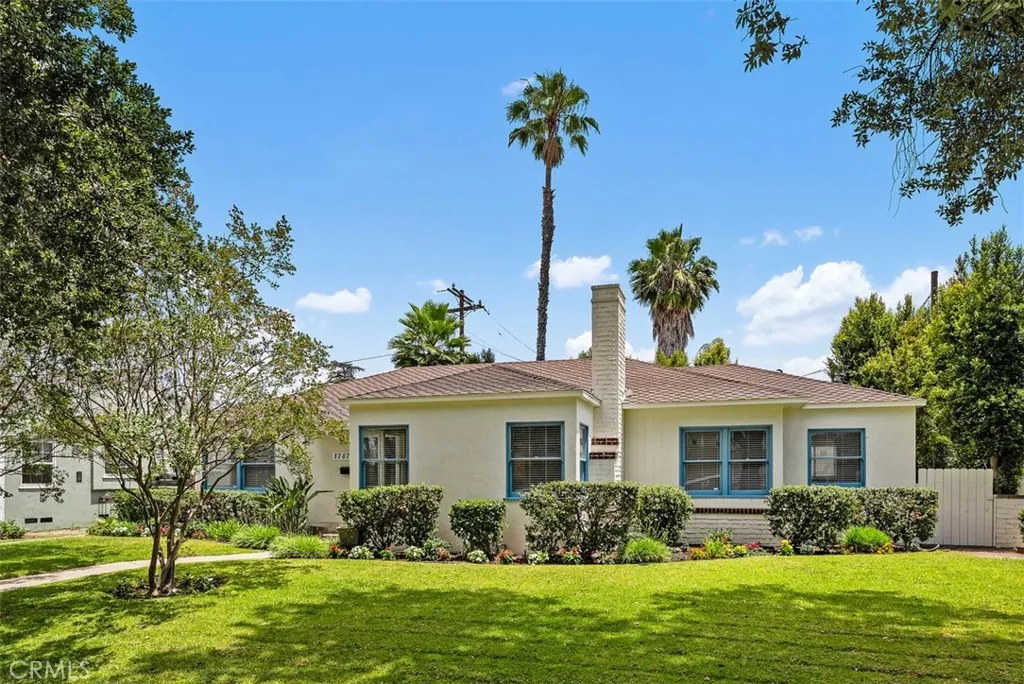 Welcome to 1707 N. Olive Street.