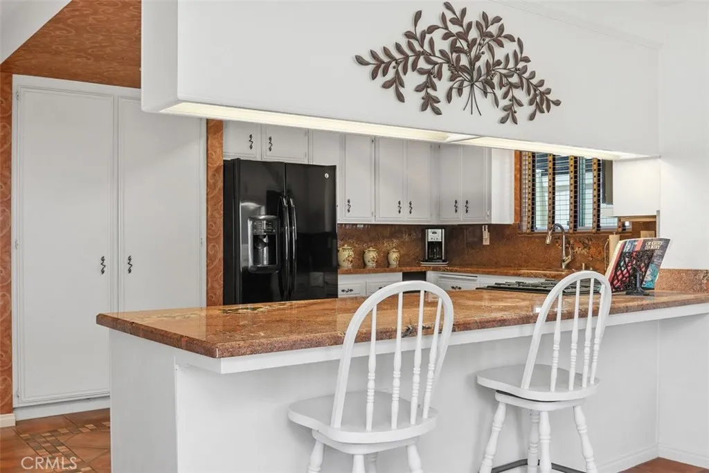 More Kitchen eat-in Counter