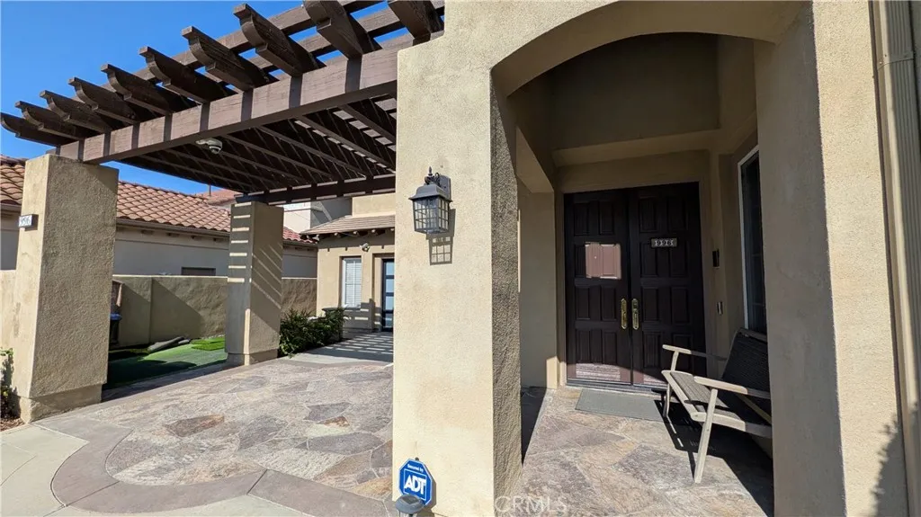 Entryway with 2 car garage attached