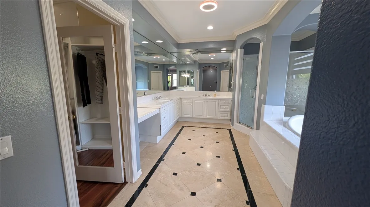 Primary Bath w/ Soaking Tub, dual Vanity, & walk-in shower