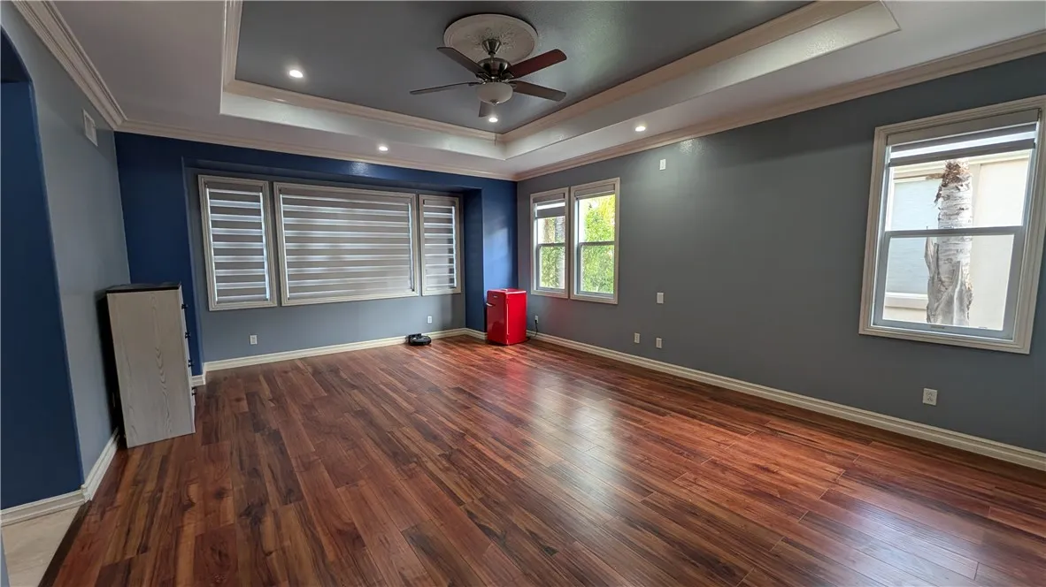 Huge Primary Bedroom with inverted Ceiling & Zebra Blinds