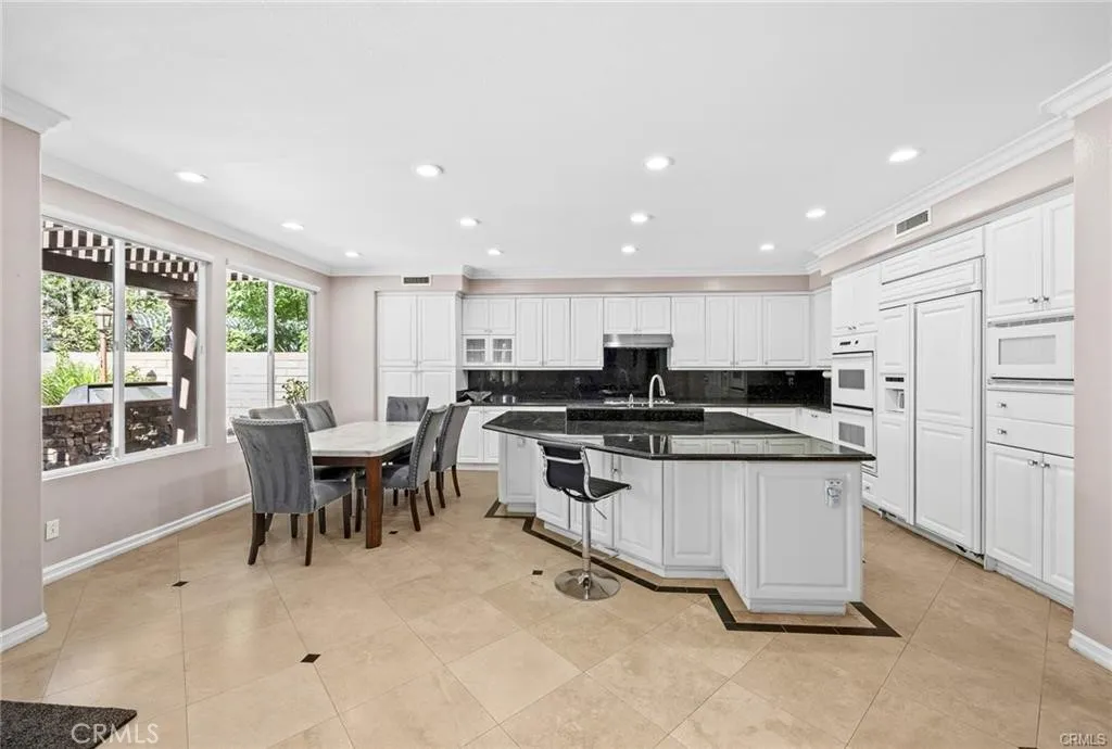 Beautiful Kitchen w/ Dining area