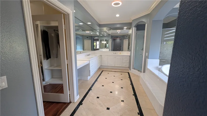 Primary Bath w/ Soaking Tub, dual Vanity, & walk-in shower