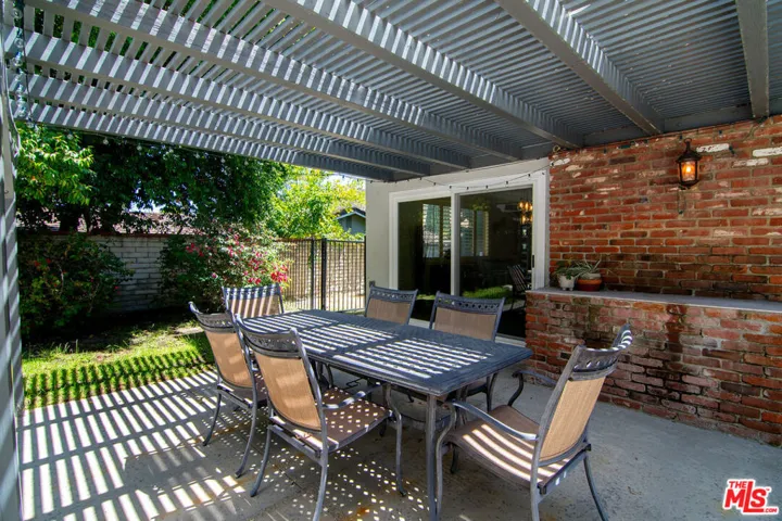 Dinning Backyard