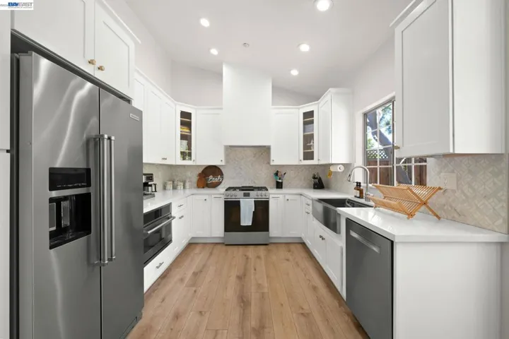 GORGEOUS STONE COUNTERTOPS AND DECORATIVE BACKSPLASH