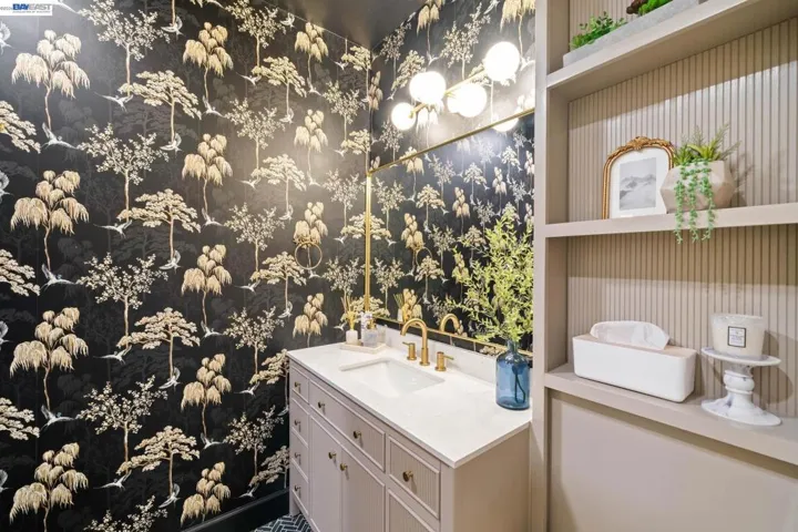 CUSTOM CHIC WALL PAPER