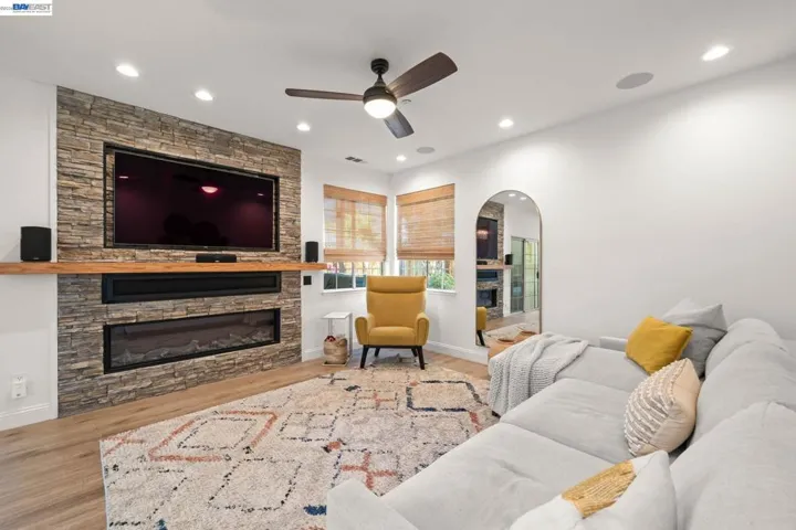 LINEAR ELECTRIC FIREPLACE