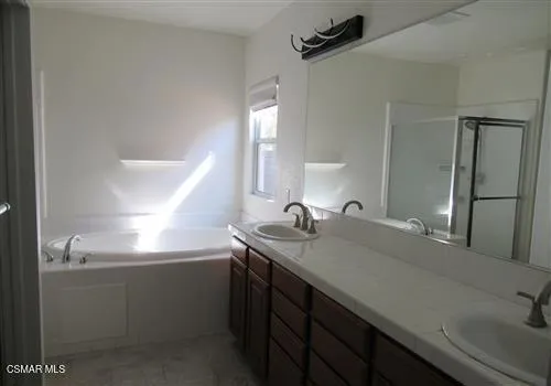 986 Lincoln master bath