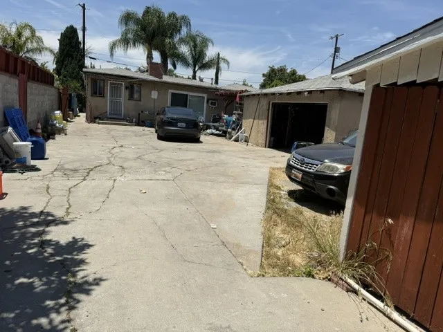 Large driveway *Alley access