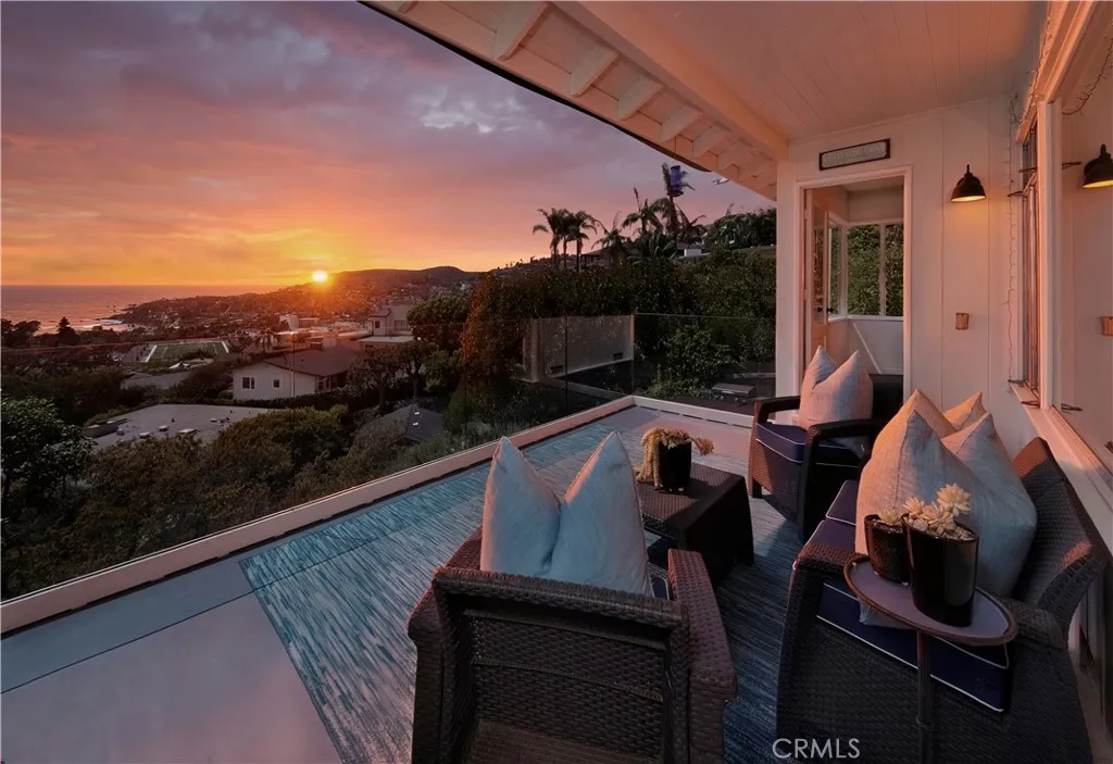 Unobstructed panoramic sunsets!  Magical ocean views 365 days a year!
