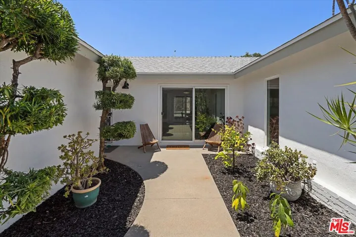 8977 Riderwood Drive, Sunland, California 91040