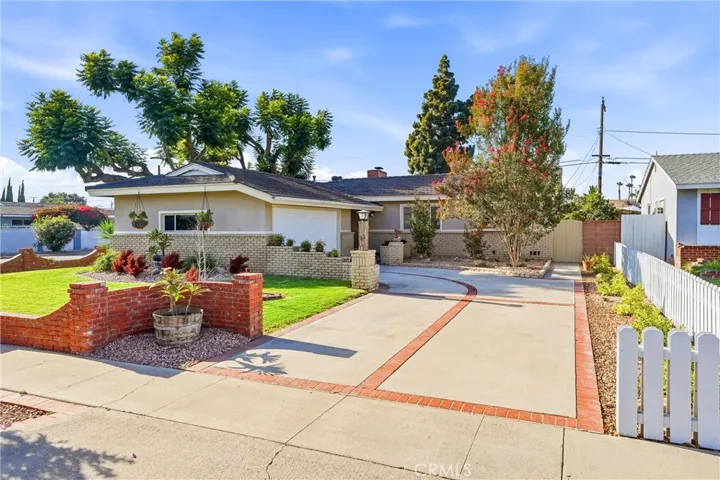 Long Driveway - Multi-Car Parking - RV too.