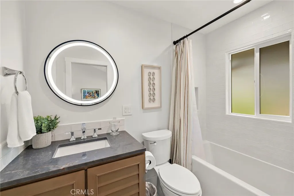GUEST BATH WITH TUB/SHOWER