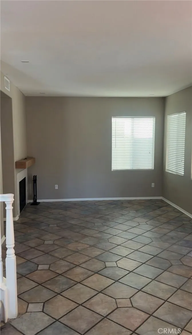 Family room w/fireplace