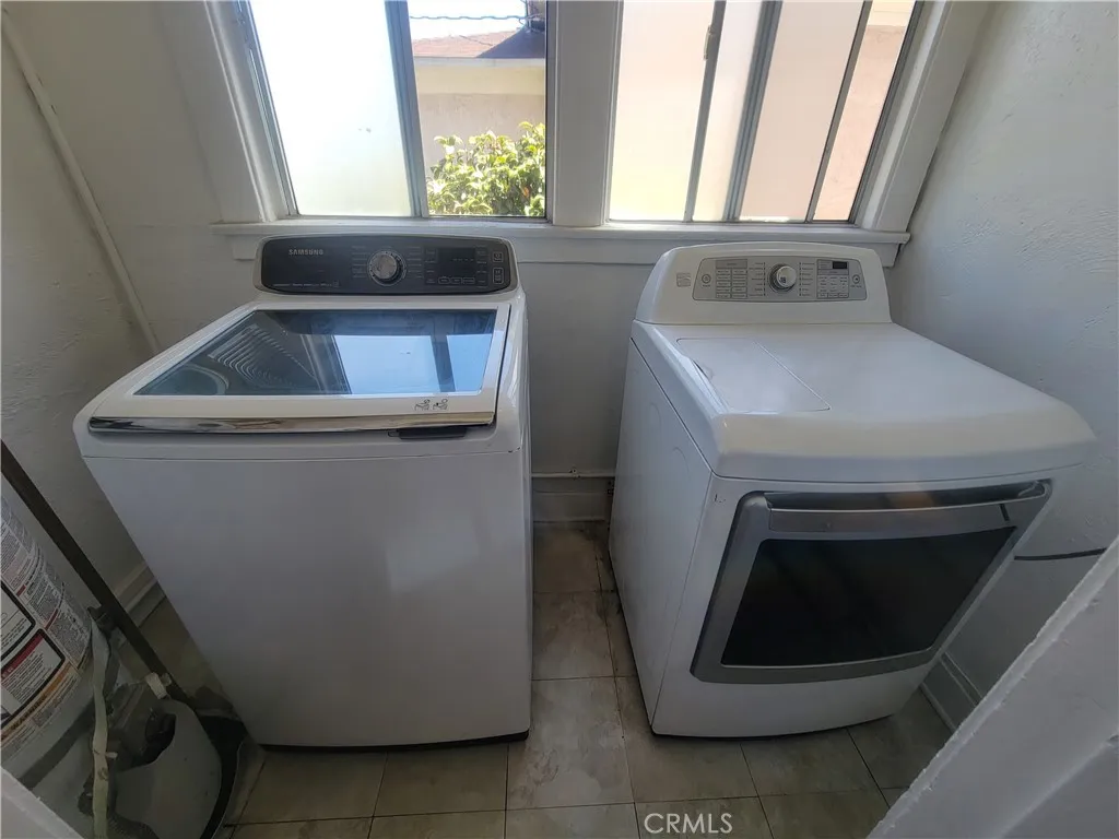 WASHER AND DRYER INSIDE THE UNIT WASHER AND DRYER INSIDE THE UNIT