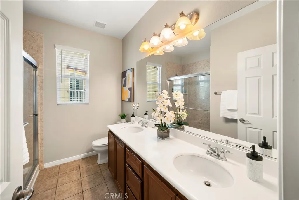 Upstairs guest bath