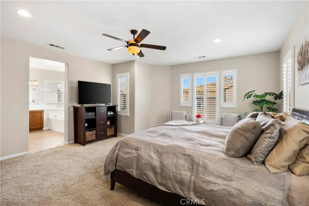 Primary suite with ceiling fan