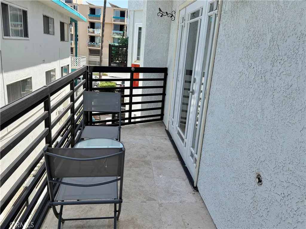 balcony off dining area on 2nd level
