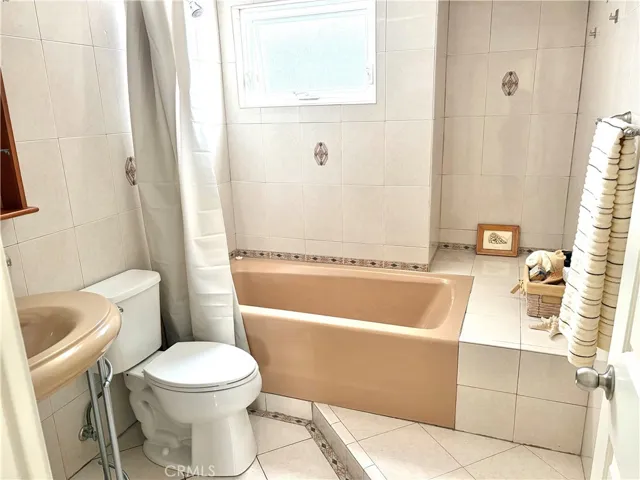 Hall bathroom off the 2nd bedroom
