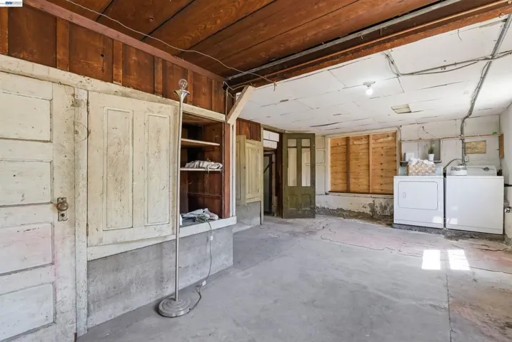 Entry from upstairs to the the backyard into laundry unit
