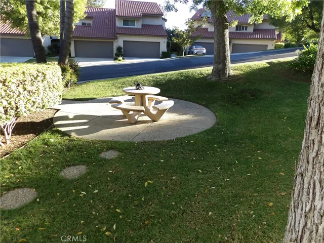 Lots of green belts, picknick tables