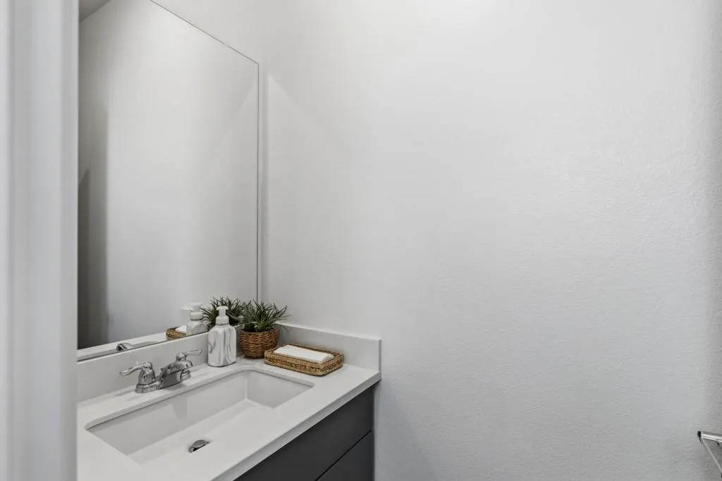 Guest - Half Bathroom